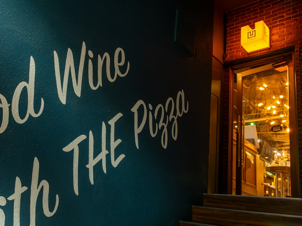 30種類以上の窯焼き本格的ワンコインピザと、厳選ワインを堪能
