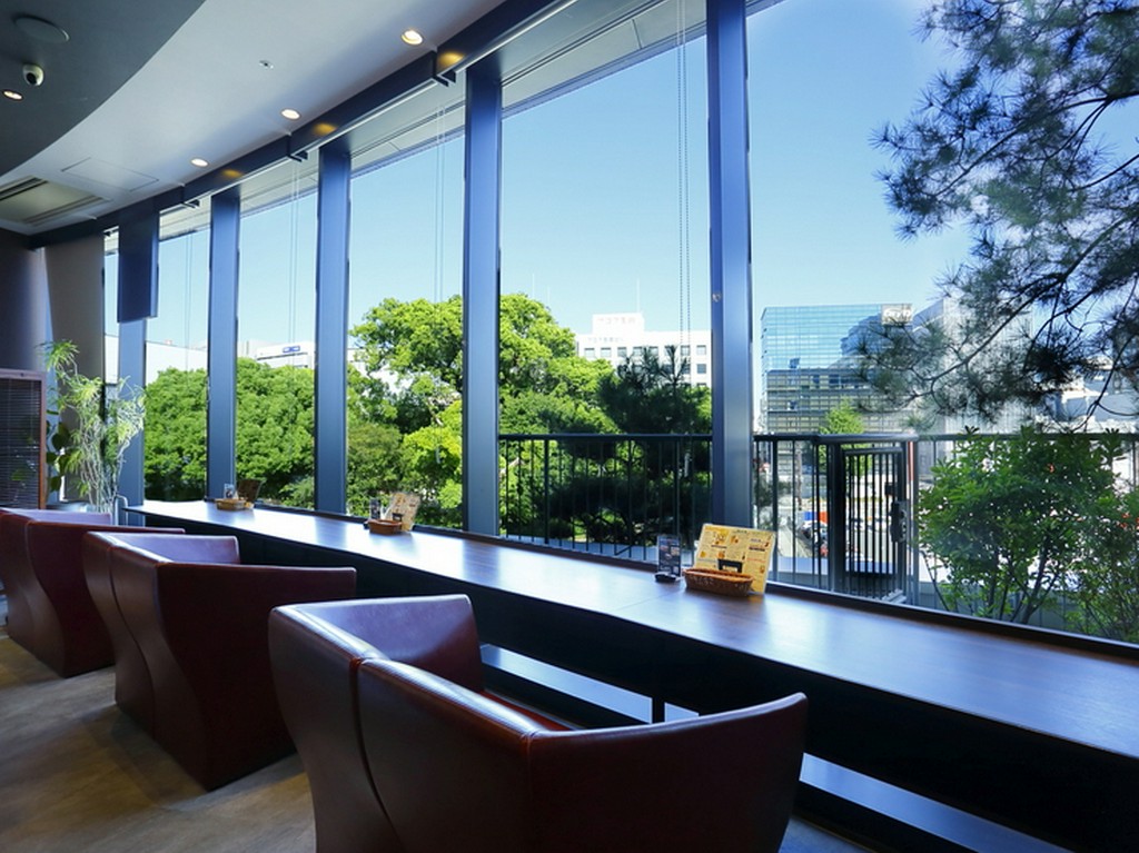 きらめく景色が非日常を演出。横並び席で大人グルメを堪能