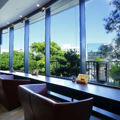 きらめく景色が非日常を演出。横並び席で大人グルメを堪能