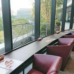 景色が見渡せるカウンター席で、優雅なランチはいかが