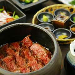 旨みが濃く、それでいてあっさりとした味わい。人気メニューの一つ『上　あか牛　ひつまぶし』