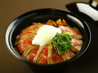 人気ナンバーワンメニュー。高品質で鮮度の良いあか牛を、手軽に味わえる丼ぶり『上　あか牛丼』