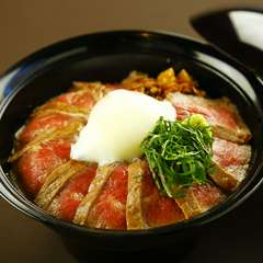 人気ナンバーワンメニュー。高品質で鮮度の良いあか牛を、手軽に味わえる丼ぶり『上　あか牛丼』