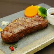 牛肉の主要13部位から、その日のオススメ部位を、贅沢に楽しめる日替わりメニューです。好きなグラム数を選べるので、その日の気分でオーダーしてみてはいかが。