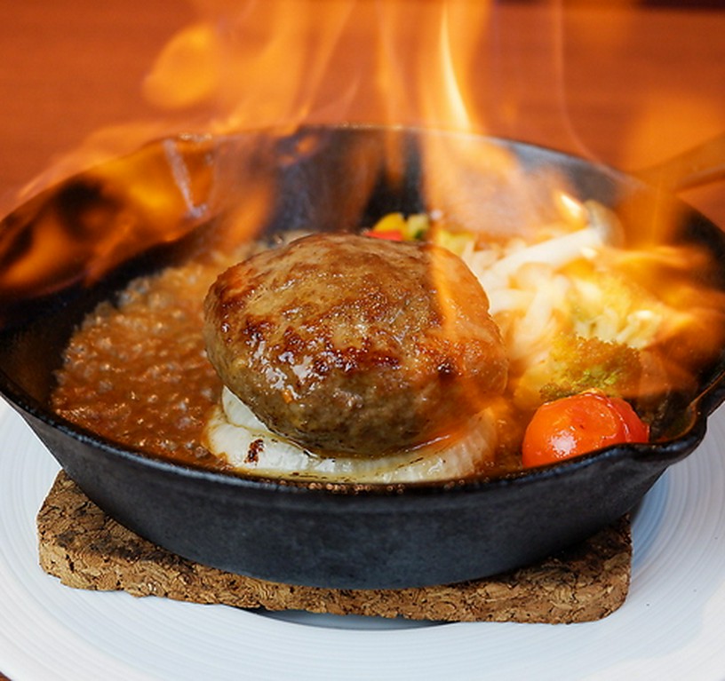 肉汁が溢れ出す逸品『あか牛炎のハンバーグ』