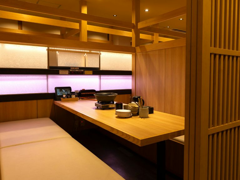 快適に食事を楽しめる、全130席の和空間