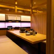 和を基調とした落ち着いた空間は全130席。スムーズに食事を楽しめる、タッチパネルオーダー＆レーン提供の席もあり、さまざまなシチュエーションで利用できます。