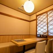 店内には最大8名で利用できる個室を完備。周囲に気兼ねなく食べ放題を楽しめます。ベビーバスケットも余裕をもって使用できる席もあり、ファミリー層も気兼ねなく利用できます。