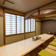 大人数での利用も対応可。店内には団体でものびのびと利用できる座敷も完備されています。テーブル個室も最大30名対応可能なため、各種イベントにも活躍してくれます。