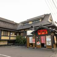 食べ放題をさらに充実させる『スタンダード飲み放題』に、こだわりの酒も楽しめる『プレミアム飲み放題』も用意。お酒を飲まない方に向けたソフトドリンクバーもあり。ドリンクバーは小学生半額、幼児無料です。