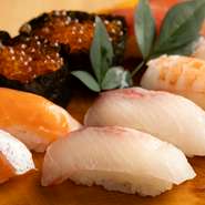 新鮮な海の幸を活かしたにぎり寿司は各種2貫～オーダー可。『桜コース』『椿コース』限定のにぎり寿司もお見逃しなく。各種サビ抜きでの提供となります。（各テーブルにわさびをご用意しております）