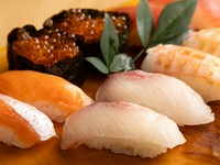 新鮮な海の幸を活かしたにぎり寿司は各種2貫~オーダー可。『桜コース』『椿コース』限定のにぎり寿司もお見逃しなく。各種サビ抜きでの提供となります。(各テーブルにわさびをご用意しております)