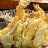 『桜コース』『椿コース』では、揚げたての天ぷらを楽しむことも。定番の海老やキス、瑞々しい野菜や塩レモンでいただく子やりいかまで用意。迷ったときは盛り合わせでもオーダーできます。