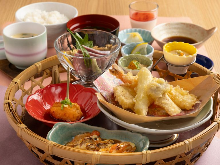 女性客にも好評。お昼の御膳『なでしこ御膳』