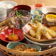 お刺身や天ぷらを中心に、四季折々の逸品を楽しめる盛りだくさんの御膳メニュー。ご飯と味噌汁のおかわり自由にドリンクバーも付いた盛りだくさんのランチセットは、女性客を中心に支持されています。