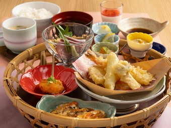 女性客にも好評。お昼の御膳『なでしこ御膳』