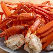 【毘沙門天】でぜひ味わっていただきたいのが、豊後名産のポン酢でいただく『蟹しゃぶ』。人気メニューに窯茹で蟹の食べ放題も加わった特別な食べ放題『椿コース』では、豪華『蟹しゃぶ』もとことん楽しめます。