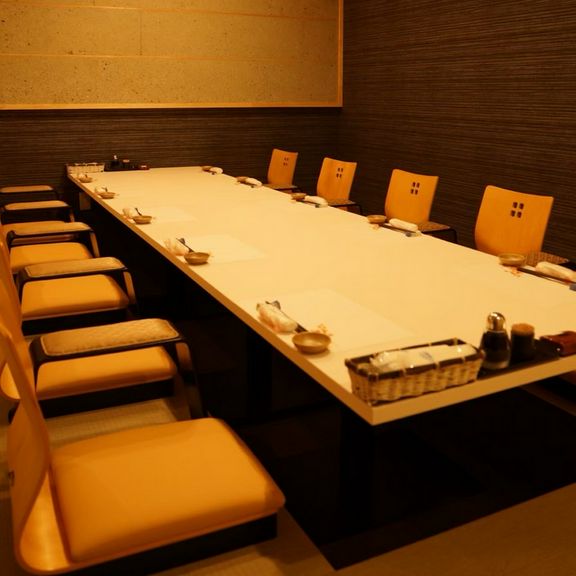 1室限定VIPルームと大小さまざまな完全個室を完備