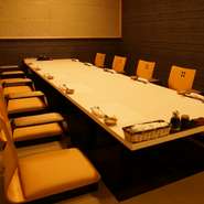 ほかの部屋から離れたところにある1室限定のVIPルームは、落ち着いた雰囲気で接待やお祝いの集まりにぴったり。少人数から最大150名まで、人数に合わせて利用できる完全個室も多数用意されています。