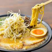 とんこつスープにミックスする鶏がらスープには、宮崎県産地鶏を使用。ほかにも『激辛ネギみそ』などのメニューに使うネギは国産ネギにこだわっています。麺やチャーシューなどすべて自家製なのもポイントです。