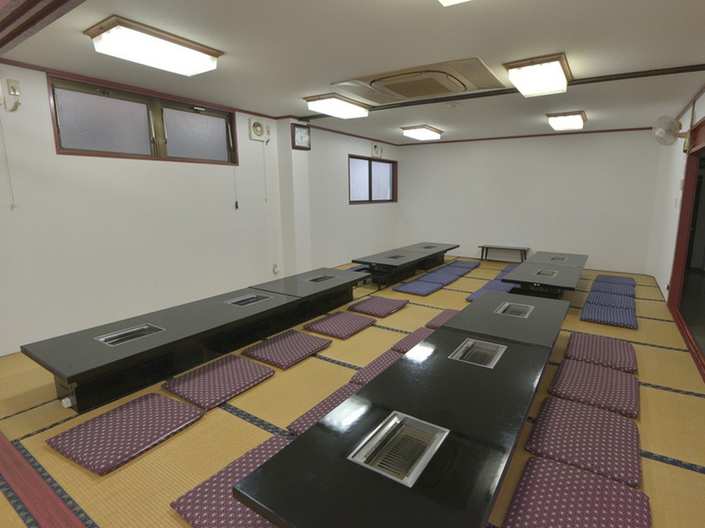 駅チカで宴会にも大活躍の大型焼肉店。飲み放題付きのセットも有