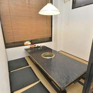 半個室の座敷はプライベート感があり、老若男女、ゆっくり食事を楽しめる空間です。気張らず気取らず、リラックスした雰囲気に、ついつい長居してしまいそうです。
