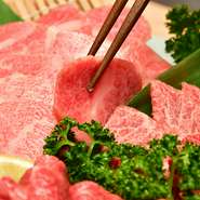 友人や仕事仲間と、テーブルを囲んで焼きながら食べる肉は、美味しさもまた格別です。美味しい肉と旨い酒で、おしゃべりにも一層花が咲きそう。時間を忘れて楽しむ焼肉女子会におすすめです。