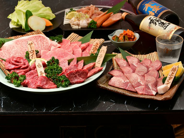 厳選された良質の柔らかい宮崎牛。リーズナブルな盛り合わせ『焼肉盛り合わせセット(飲み放題付)』