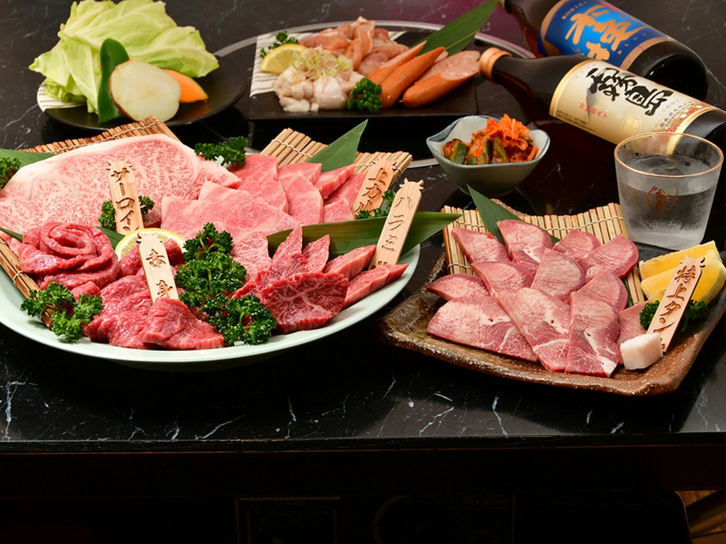 厳選された良質の柔らかい宮崎牛。リーズナブルな盛り合わせ『焼肉盛り合わせセット（飲み放題付）』