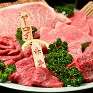 お肉の質に自信あり。A5ランクの「宮崎牛」を一頭買いで仕入れており、希少な部位も取り揃えています。きめ細かく柔らかな肉質が魅力で、口に入れた瞬間に鼻腔をくすぐる芳醇な香りも楽しめます。