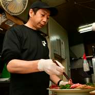 「美味しい焼肉の提供はもちろん、心地よい空間づくりと、とびきりの笑顔で来店者をお招きしたい」と語る原田氏。希望すれば、肉の部位の説明も明るく丁寧にしてくれます。