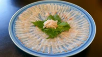 ヒラメのうすづくりをメインに、郷土料理もしくは小戸鍋を堪能できる『ヒラメのお造りコース』