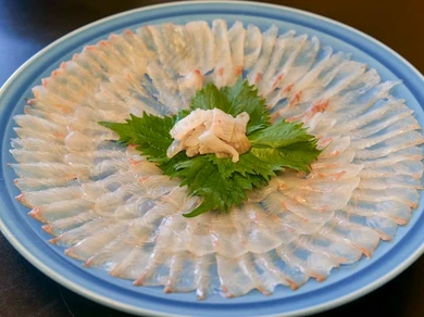 ヒラメのうすづくりをメインに、郷土料理もしくは小戸鍋を堪能できる『ヒラメのお造りコース』