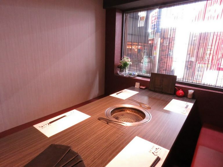 周囲に気兼ねなく過ごせる半個室になったテーブル席