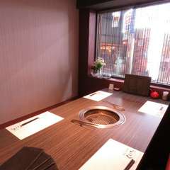 周囲に気兼ねなく過ごせる半個室になったテーブル席