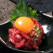 厚労省の認可を受けた生食用のユッケが絶品です。部位はモモ肉。サシが入っている部分のとろけるような食感と、赤身の部分の噛み応えがある食感、2つの食感と味わいを楽しめます。