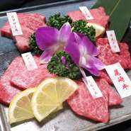 脂身がしつこくなく、さっぱりとした尾崎牛を堪能できる贅沢な一皿。その日の状況で部位が異なるので、何回訪れても楽しみが尽きません。人気があるのははらみ、かいのみ、サーロイン、リブロース。
※写真は二人前
