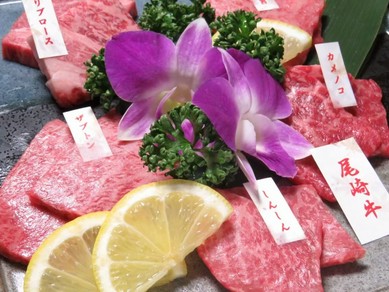 あっさりとしつつ味わい深い『尾崎牛　五種盛合せ（一人前100g）』