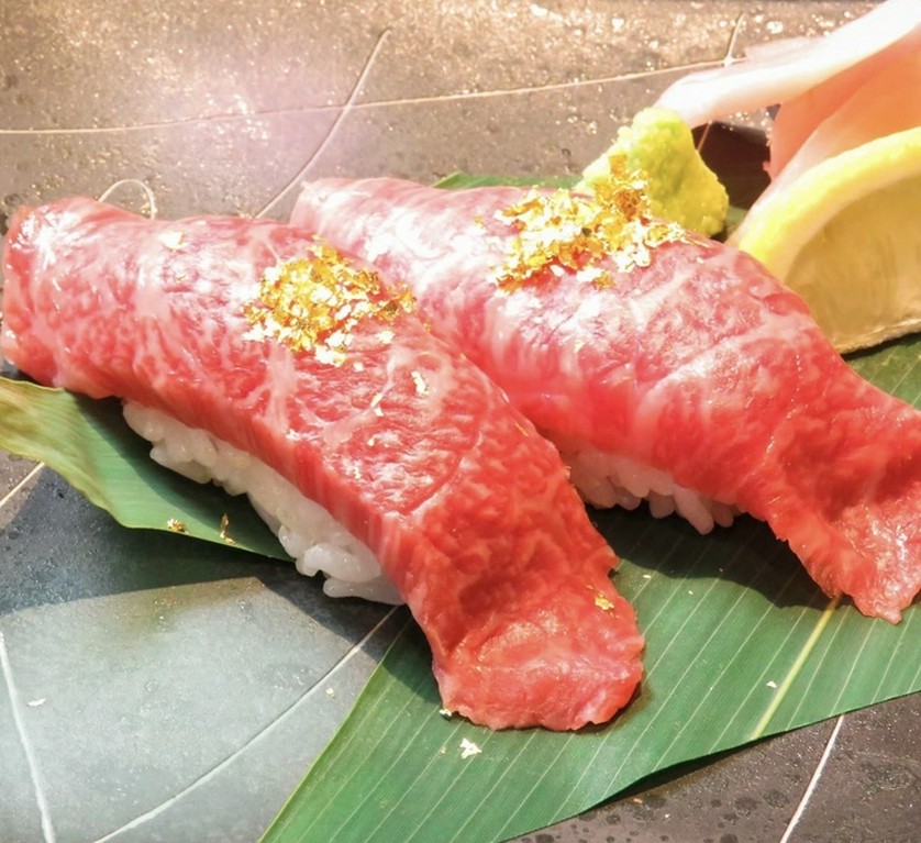 豊潤な肉の旨みが口の中に広がる『尾崎牛の炙り寿司』