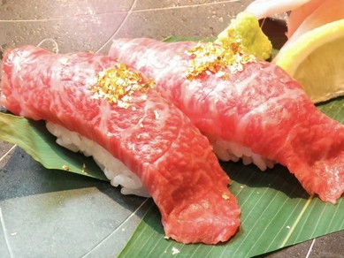 豊潤な肉の旨みが口の中に広がる『尾崎牛の炙り寿司』