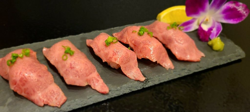 とろけるような食感のトリコになる『炙り和牛にぎり』