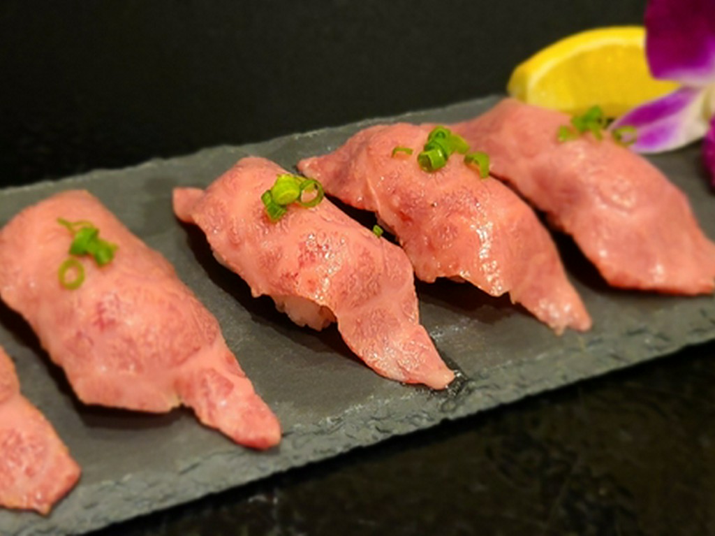 とろけるような食感のトリコになる『炙り和牛にぎり』