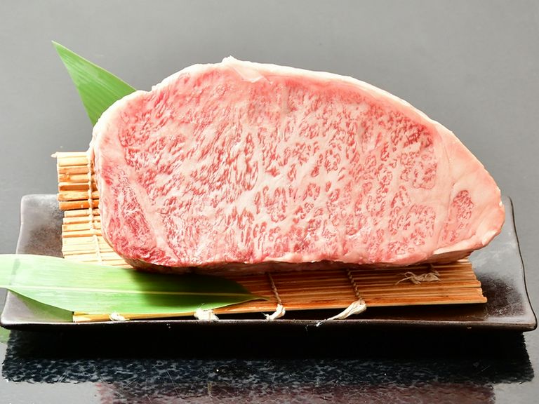 赤身と霜降りのバランスが絶妙なA5ランクの「宮崎牛」