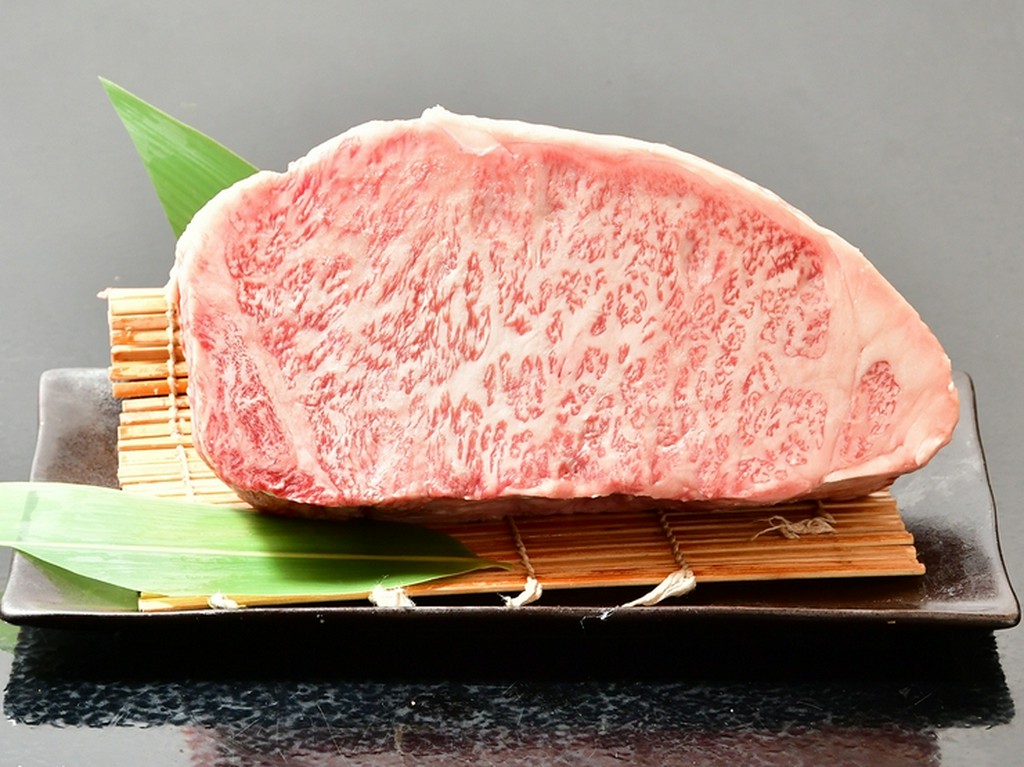 赤身と霜降りのバランスが絶妙なA5ランクの「宮崎牛」