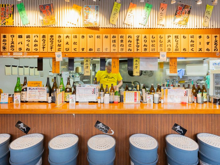 気ままに串やお酒を楽しめるカウンター席