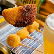サクッとした衣に包まれた、本格串かつは1本からオーダー可。食べ応えのあるお肉や、旬の野菜＆海の幸と、バラエティに富んだ串かつを取り揃えています。もちろん、ソースは二度漬け厳禁です。