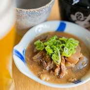 味噌の豊かな風味とコクを加えた逸品。串かつの到着を待つ間のお供としても、あと一品欲しいときにもオススメ。多くの場面で注文したくなる、イチオシサイドメニューです。
