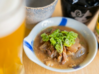 串かつの合間に『牛すじのどてやき』