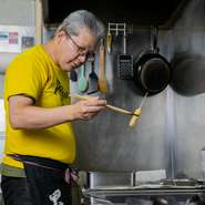 串打ちから、素材に適した揚げ時間までこだわり、カラリとおいしく揚がった串かつをお客様にお届けできるように。長年の経験を基に、それぞれの素材ごとの最高の瞬間を見極めています。