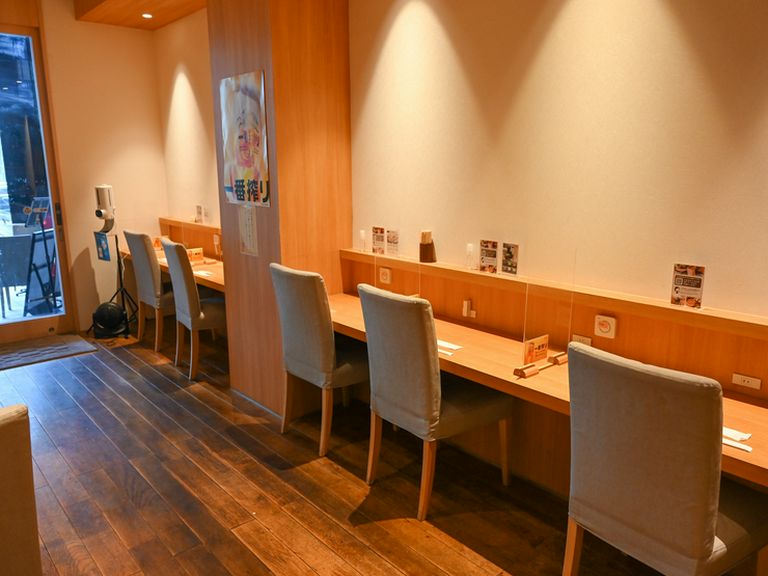 カウンターでのんびりと過ごし、定食メニューを堪能